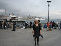 Monica foran et trafikkeret Bosporusstræde