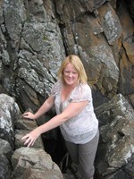 Monica på vandring i klipperne