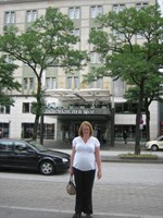 Monica foran hotellet i Hamburg