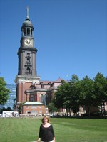 Monica foran Hamburg domkirke