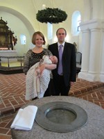 Caroline sammen med mor og far efter dåben