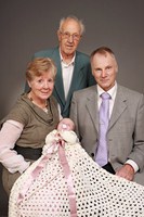 Caroline med mormor, morfar og oldefar