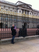 Caroline og far foran Buckingham Palace i London