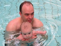 Med far til babysvømning