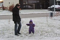 Caroline og far leger i den første sne