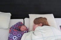 Mor og datter sover sødt