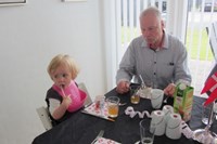Caroline spiser brunch sammen med morfar