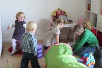 Børnene leger på værelset