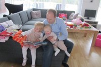 Caroline, Laura og far læser historie