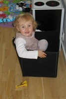 Caroline hygger i legetøjskassen
